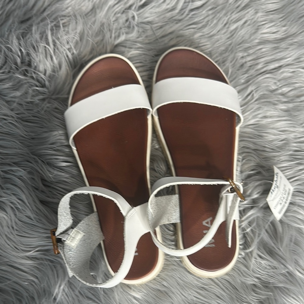 MIA White Sandels
